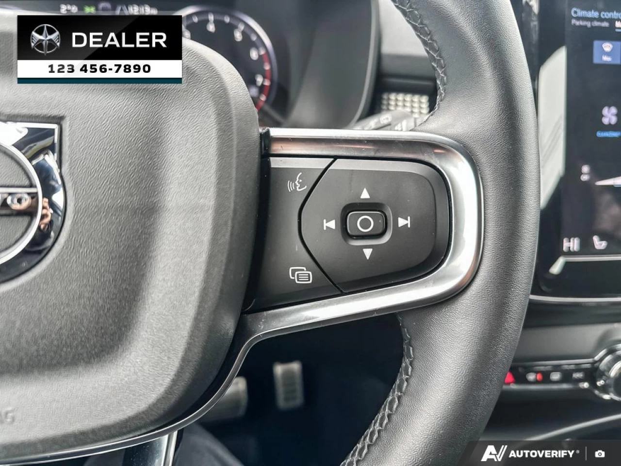 2022 Volvo XC40 T5 R-Design Main Image