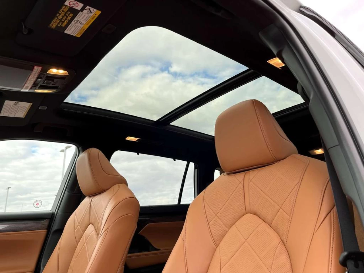 2023 Toyota Highlander LIMITED Main Image