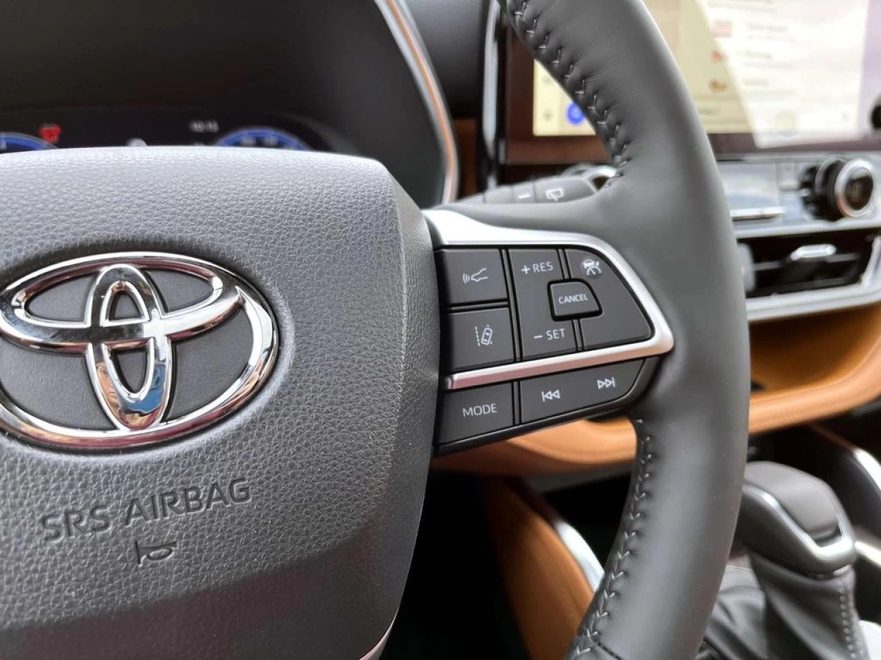 2023 Toyota Highlander LIMITED Main Image