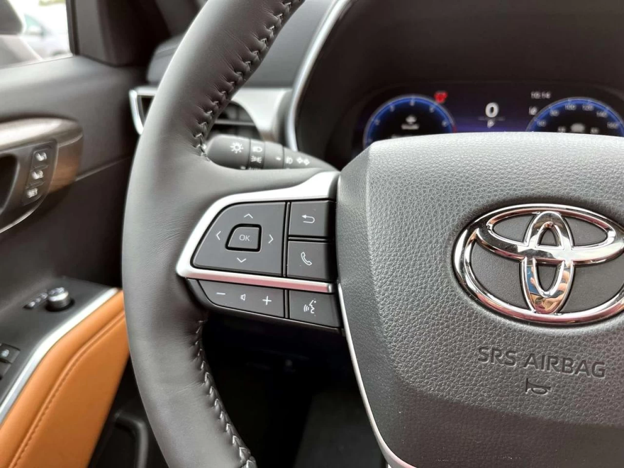 2023 Toyota Highlander LIMITED Main Image