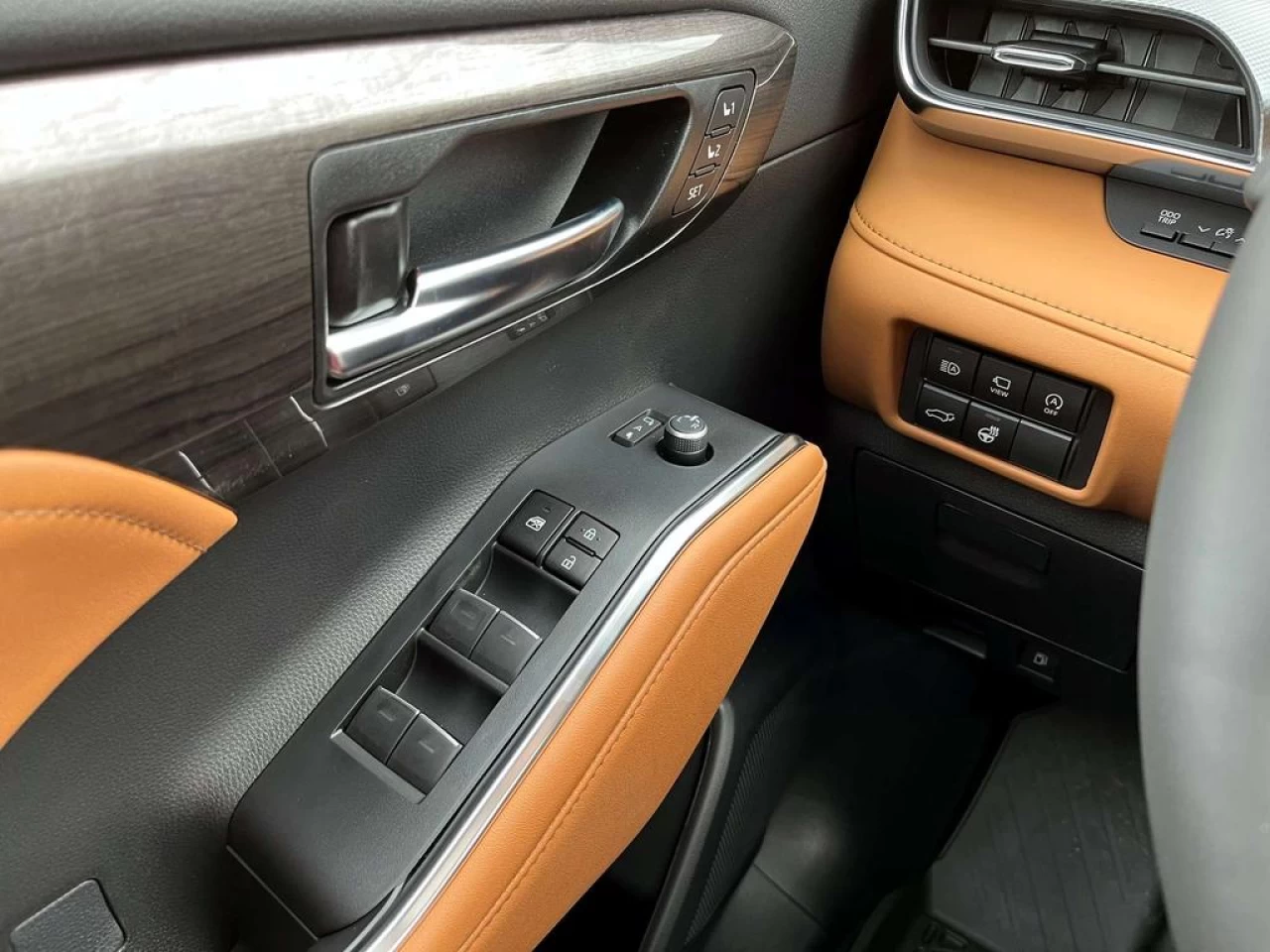 2023 Toyota Highlander LIMITED Main Image