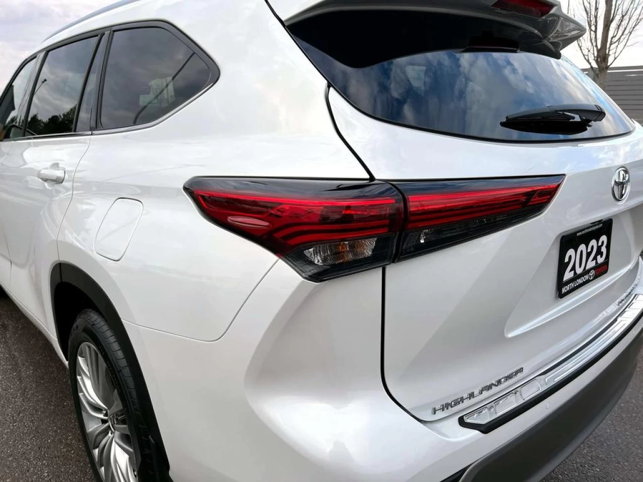 2023 Toyota Highlander LIMITED Main Image