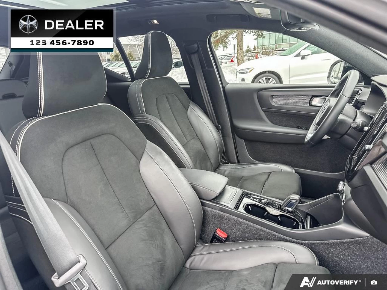 2022 Volvo XC40 T5 R-Design Main Image