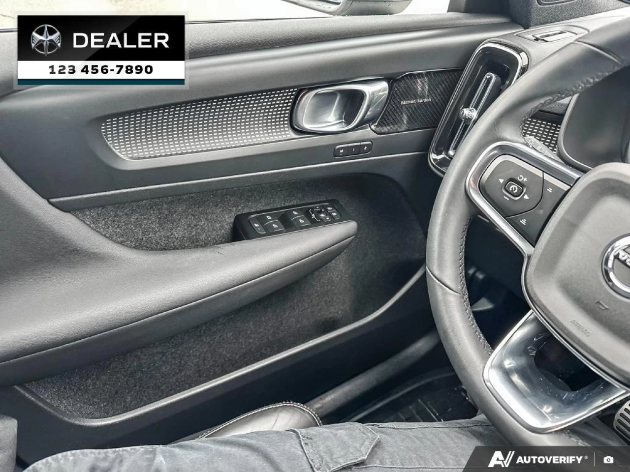 2022 Volvo XC40 T5 R-Design Main Image